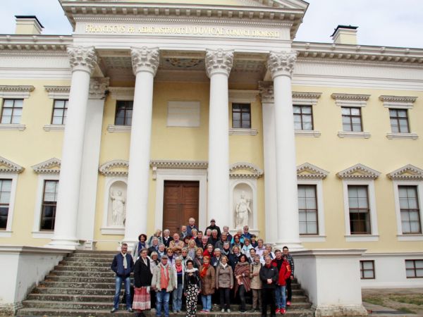 Gruppenbild-vor-Schloss.jpg