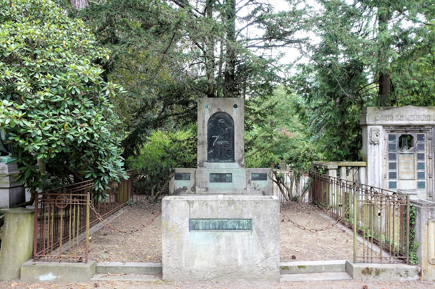 Grabmal der Familie Johann Georg Bernhardt – Gesamtansicht