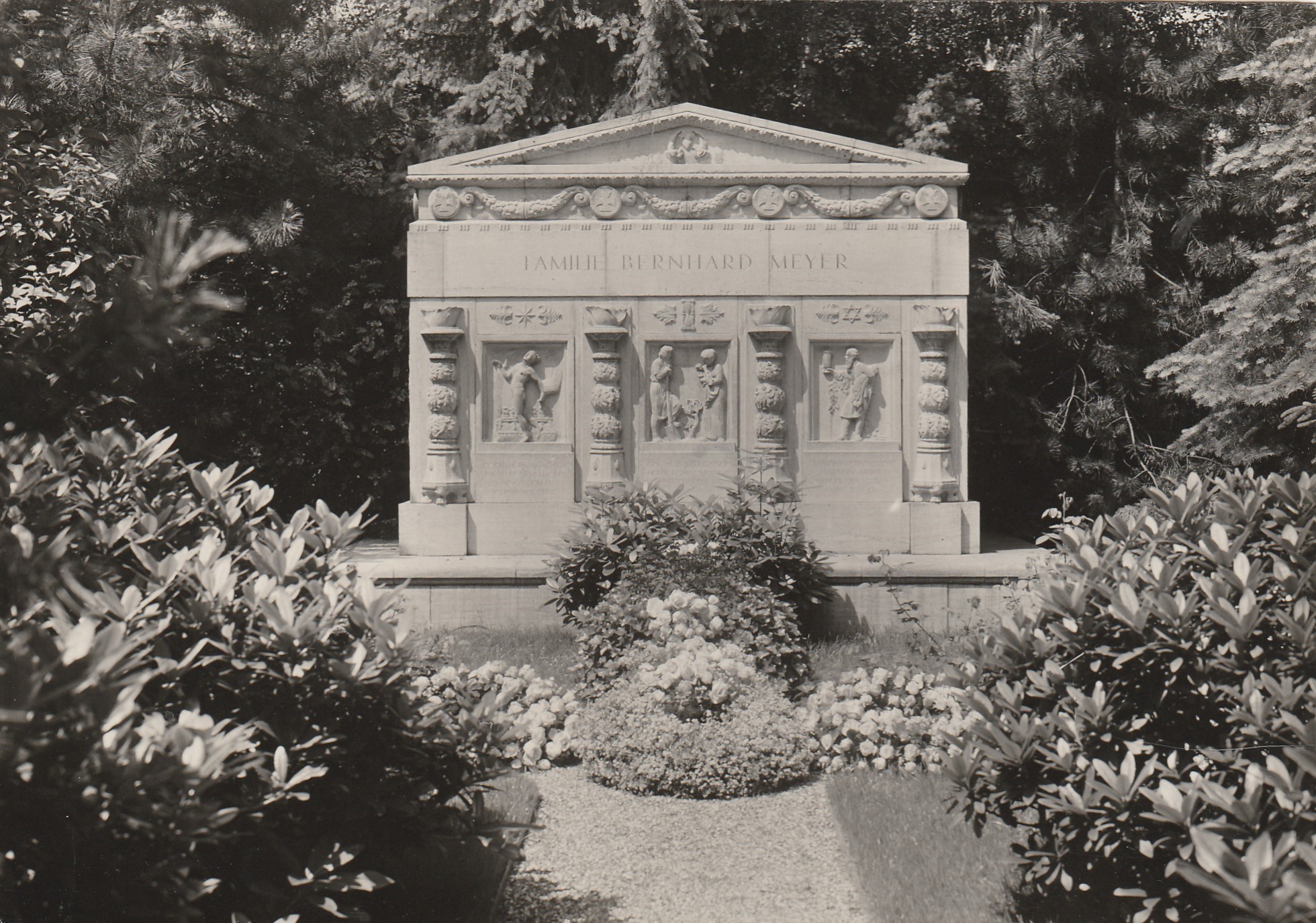 Grabmal des Kommerzienrates Bernhard Meyer