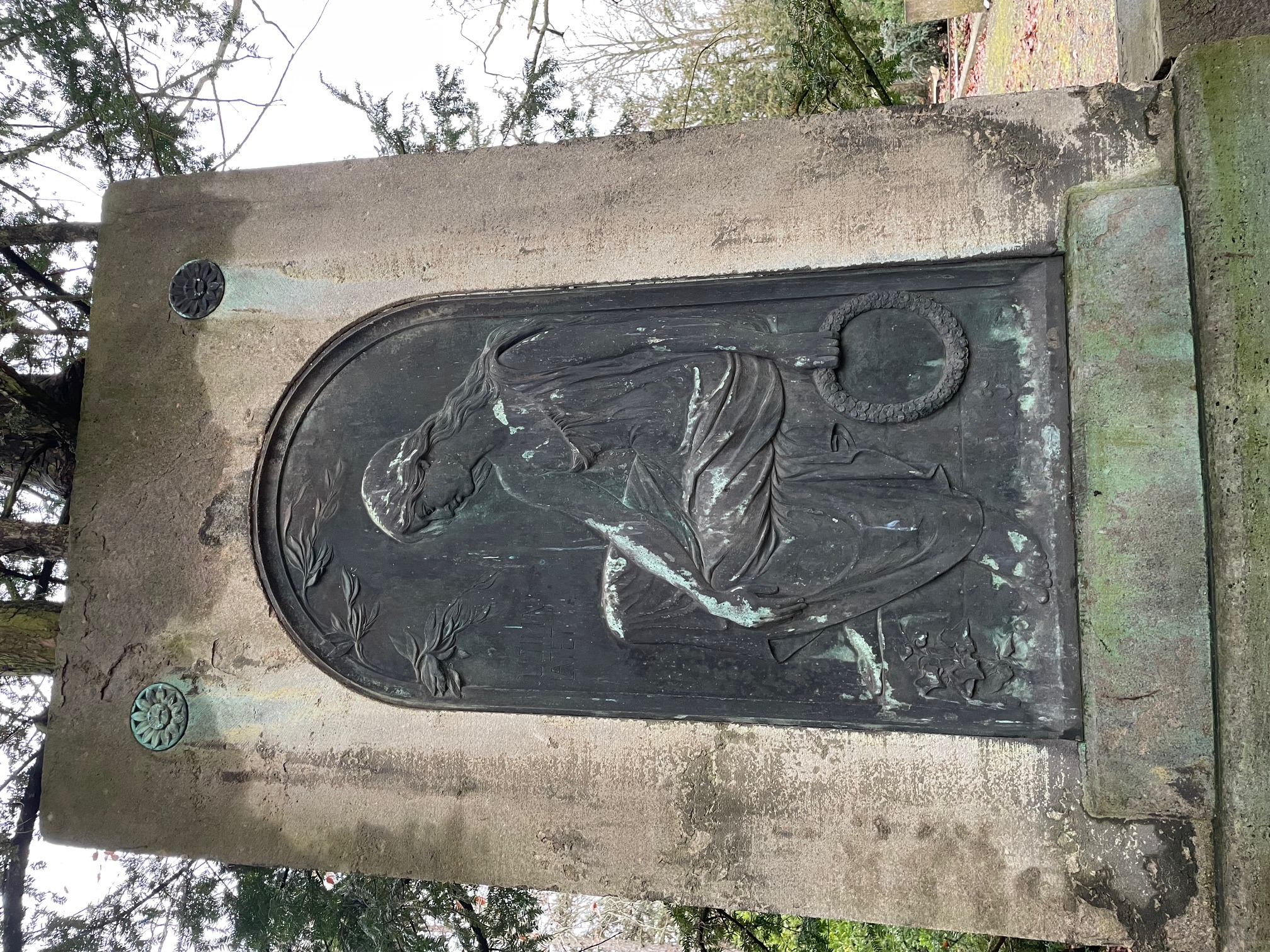 Grabmal der Familie Johann Georg Bernhardt – Detail Bronzerelief Hauptstein