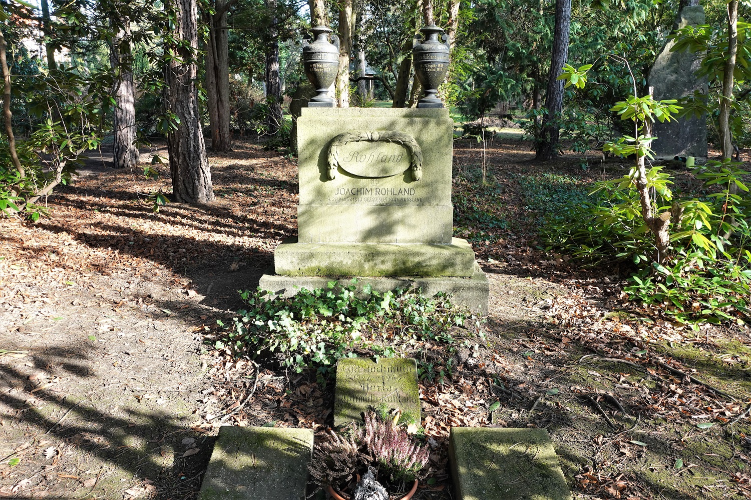 Kunststein-Grabmal der Familie Rohland mit aufgesetzten Urnen aus Zöblitzer Serpentin