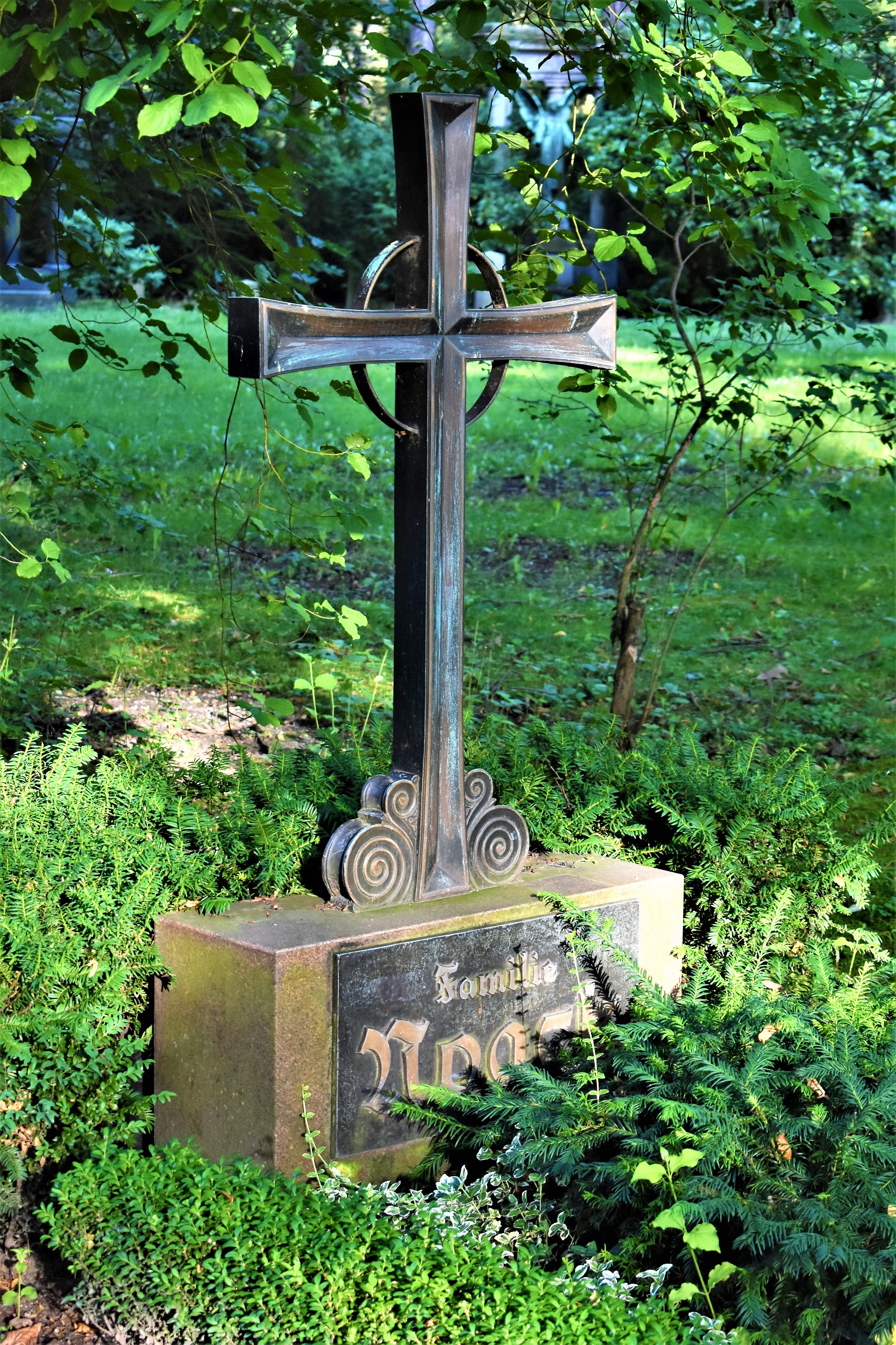Bronzenes Grabkreuz der Leipziger Erzgießer Noack