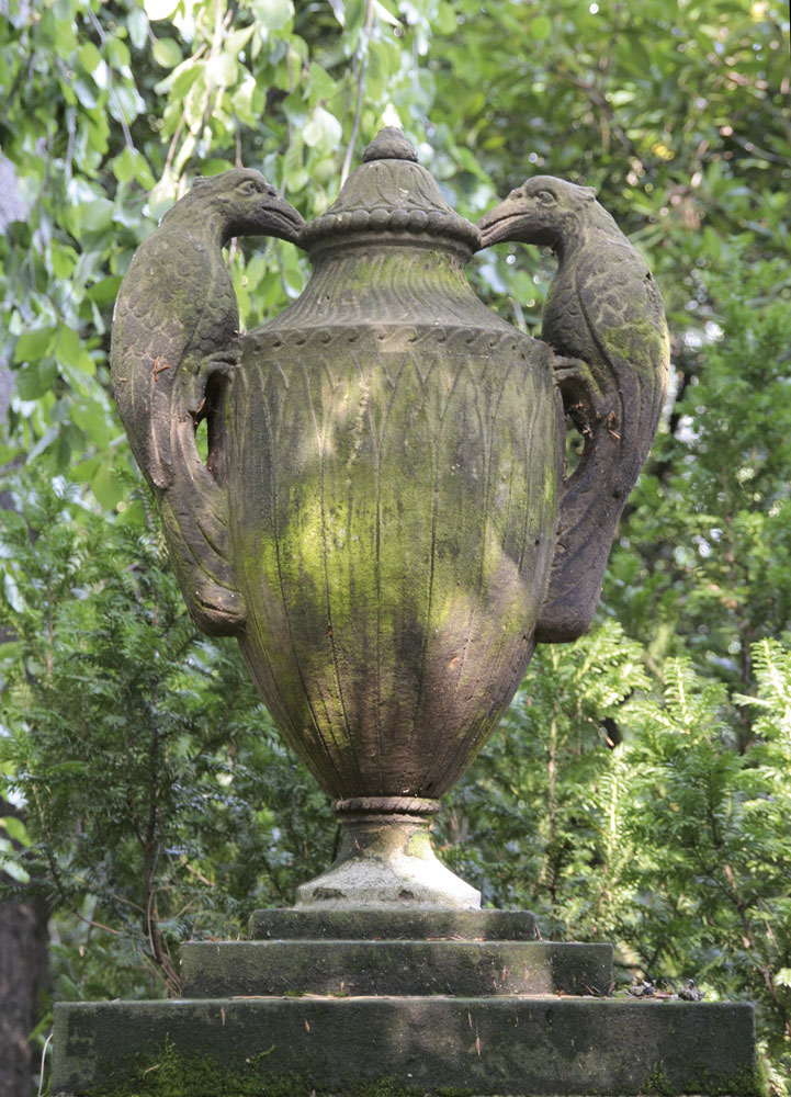 Grabmal Krumbholtz – Detail Vase mit Paradiesvögeln